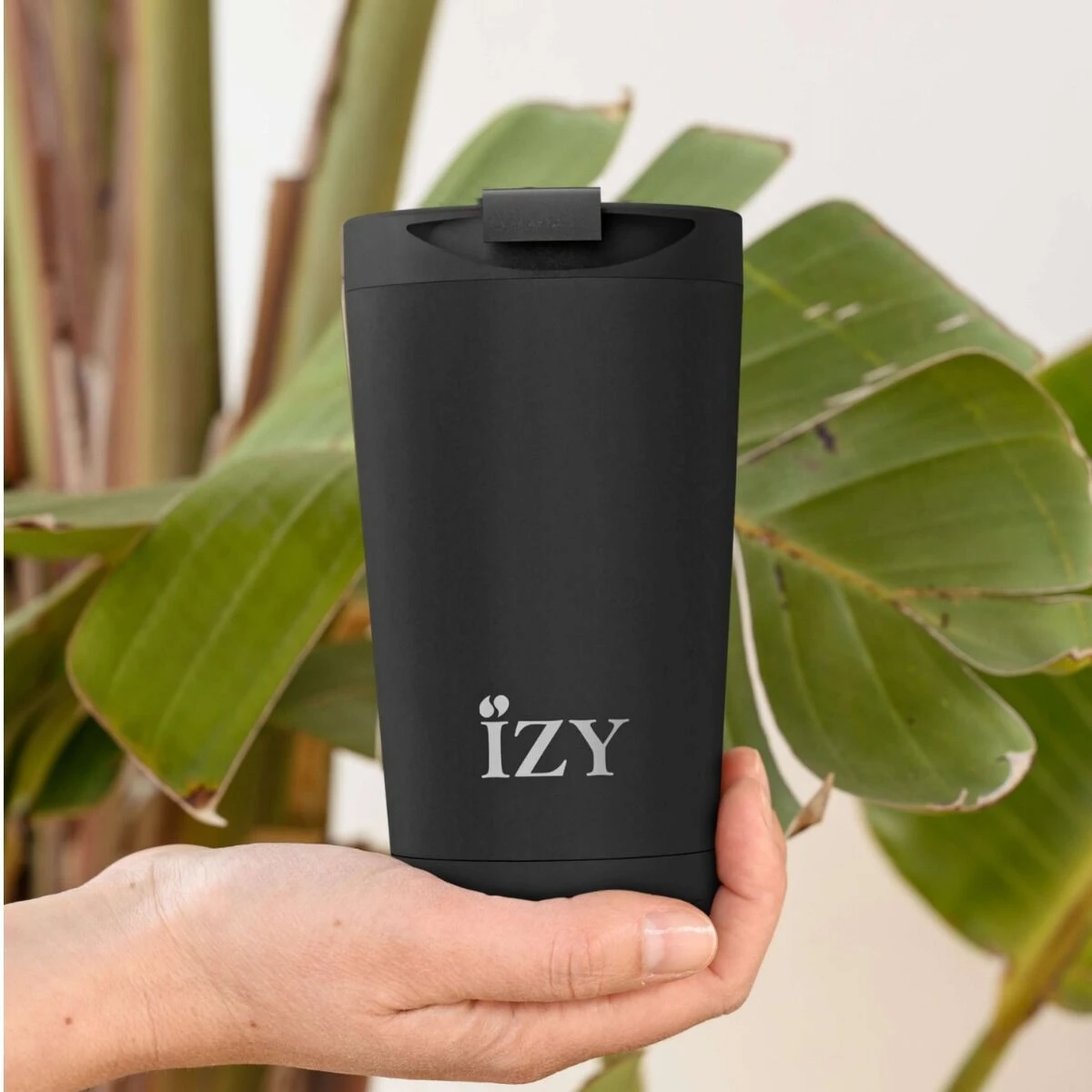 IZY Mugs drinkbeker 350 ml Black rvs IZY Mugs Drinkbeker 350 Ml Black Rvs -Beste Glaswerk Winkel izy mugs x silver lifestyle min